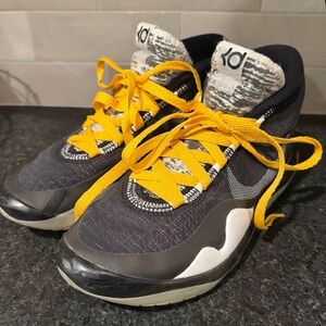 Kevin Wayne Durant 12th Edition/2019-2020 Nike Zoom Boys size 5